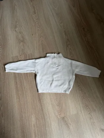 Pull à col blanc