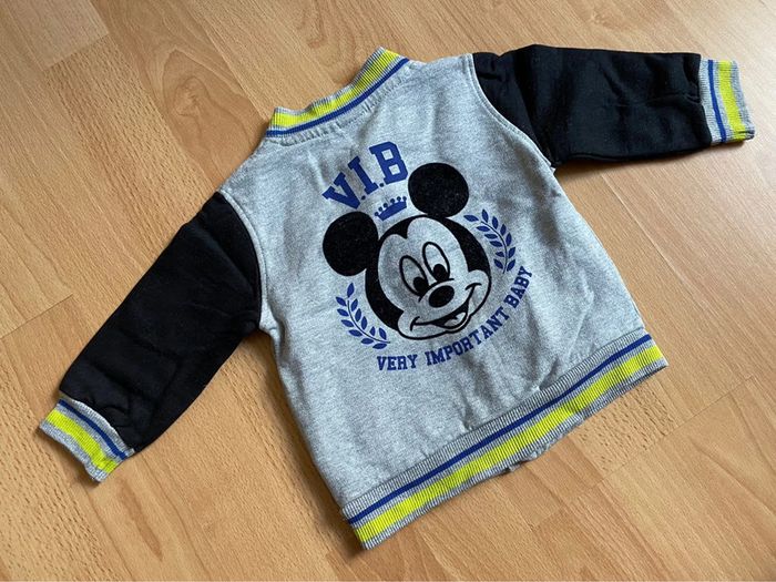 Joli gilet gris et noir Disney Mickey T. 6 mois/68 cm garçon TBE - photo numéro 2