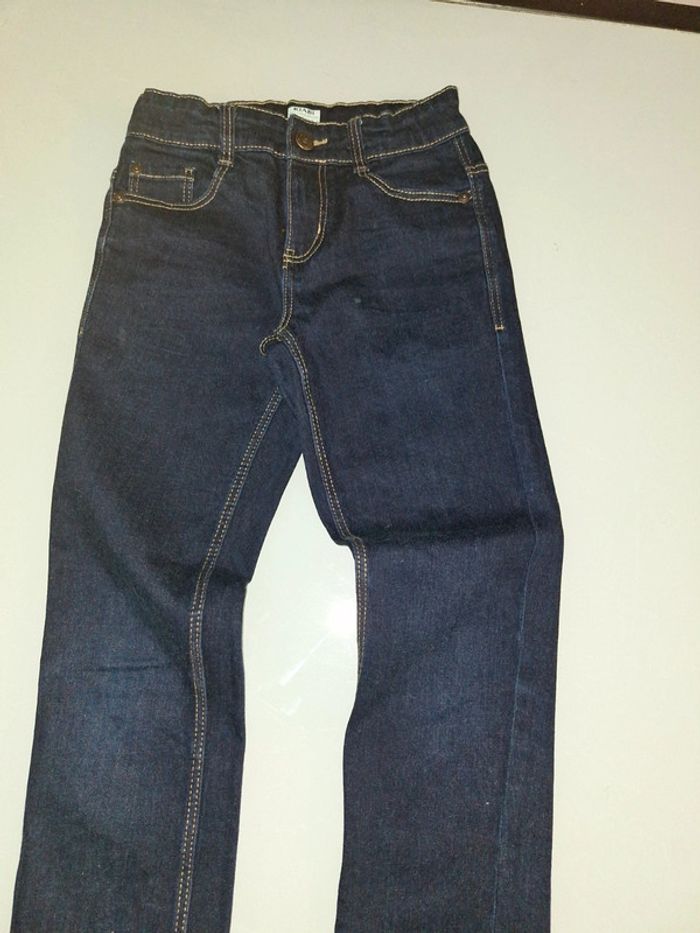 Jean kiabi bleu marine T 9 ans très bon état .