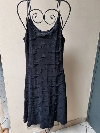Robe noire moulante avec déco 3d et dentelle