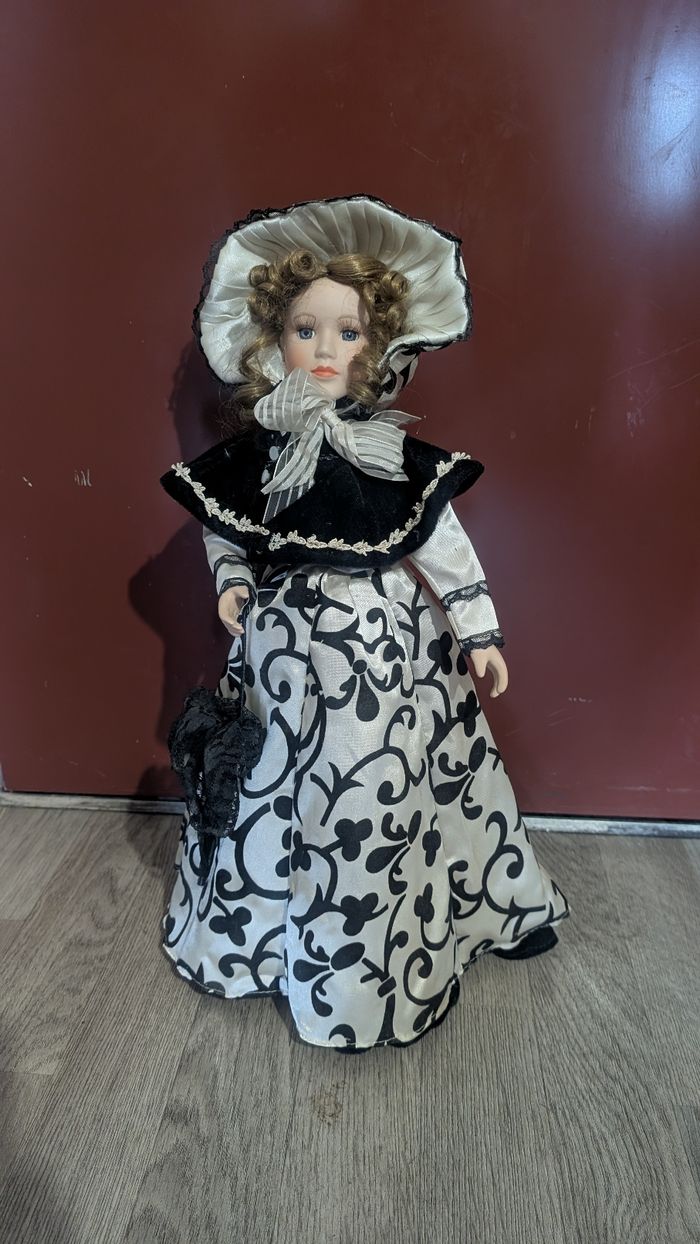 Poupée en porcelaine - photo numéro 5