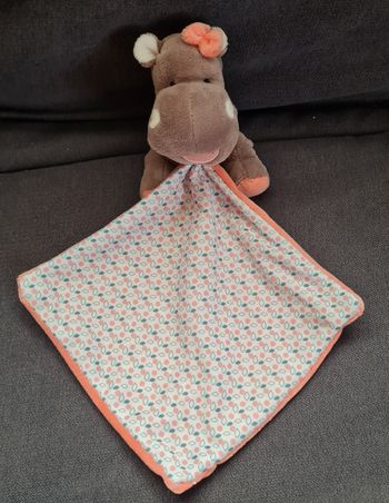 Doudou peluche Hippopotame Zoé avec mouchoir saumon - Feuilles - Baby Nat