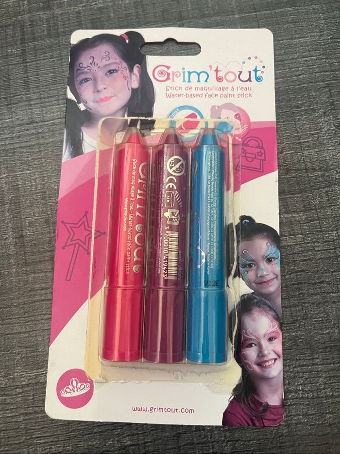 Lot crayons maquillage enfants