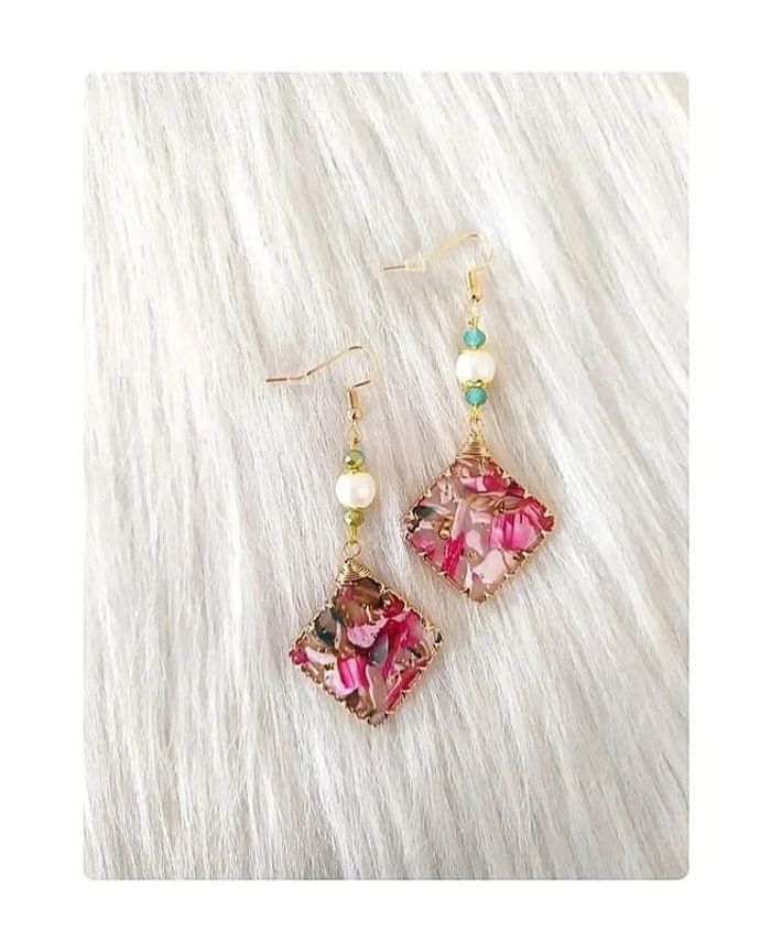 Boucles d'oreilles pendantes losange en résine acrylique avec perles