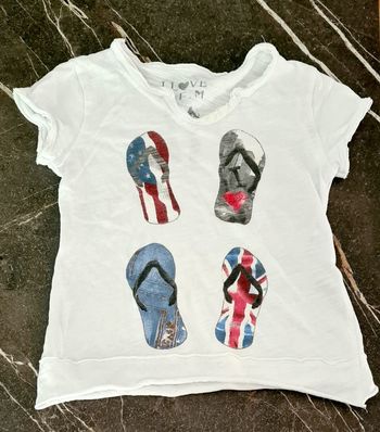 Tee shirt  blanc motif tongs 6 ans en très bon état