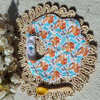 Bavoir forme fleur motifs renards