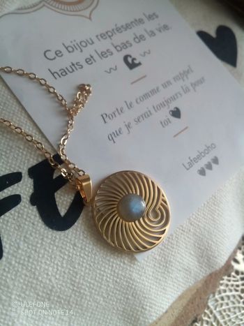 Collier médaillon vague de la vie avec pierre de labradorite + carte