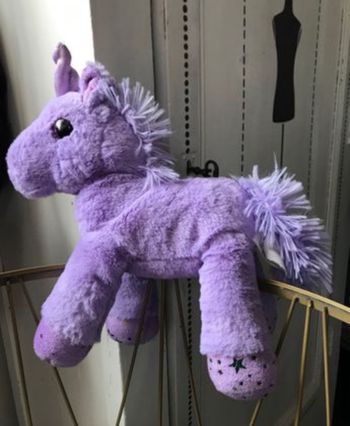 Très jolie licorne lilas étoiles multicolores