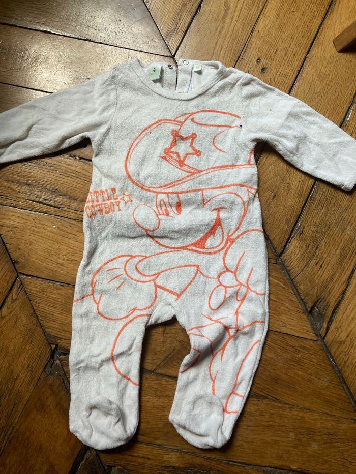 2 pyjamas Disney et 1 body PB 6 mois - photo numéro 2