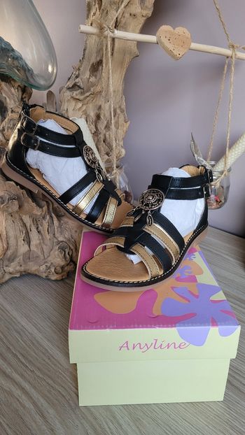 Sandalettes pointure 29  neuves