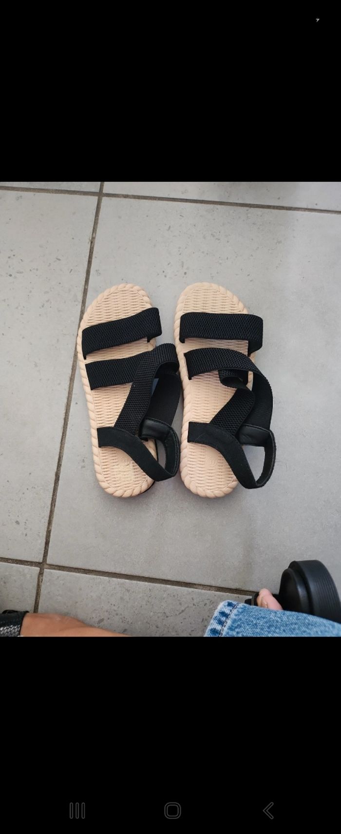 Sandales noirs et beiges