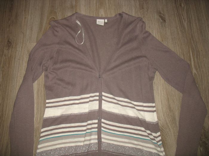 GILET LONG GRIS ET BLANC "TREND BY MISS CAPTAIN" - Taille 40 - n°01 - photo numéro 2