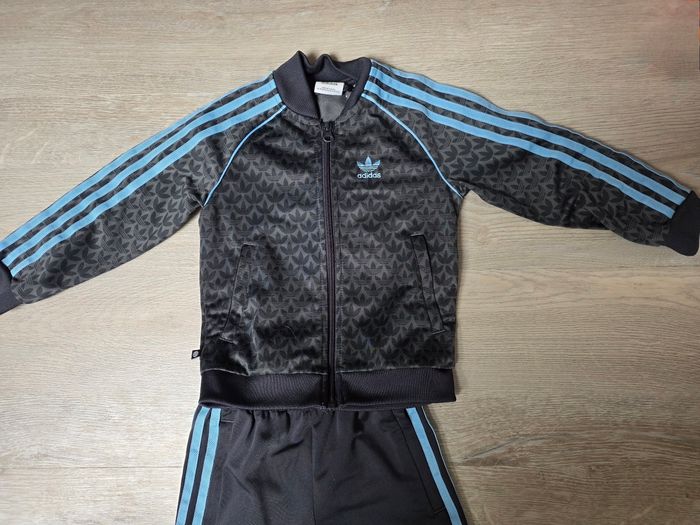 Ensemble de survêtement Adidas taille 4-5 ans très bonne etat - photo numéro 2