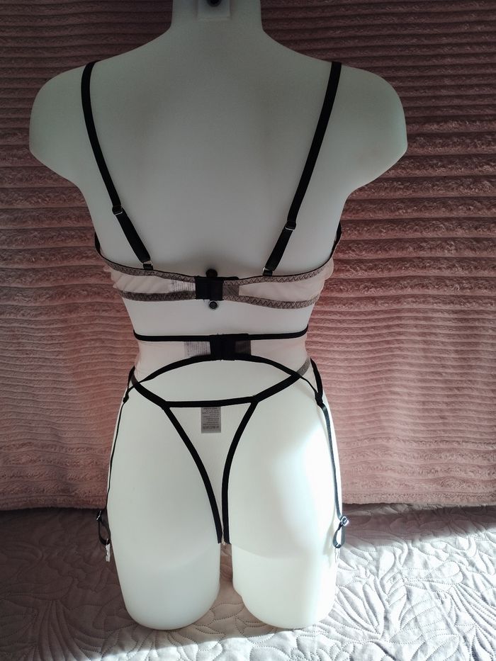 Ensemble complet porte-jarretelles - photo numéro 3