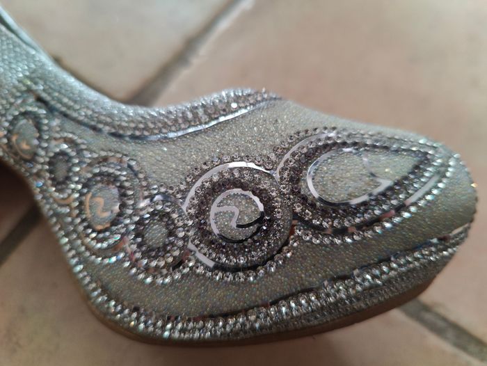Escarpins argentés avec strass en très bon état - taille 39 - photo numéro 4