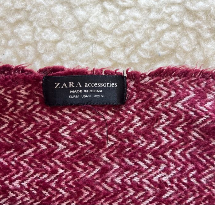 Très grande écharpe bordeaux Zara très bon état - photo numéro 2