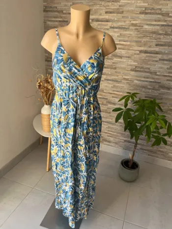 Robe longue bleu clair et blanche dorée