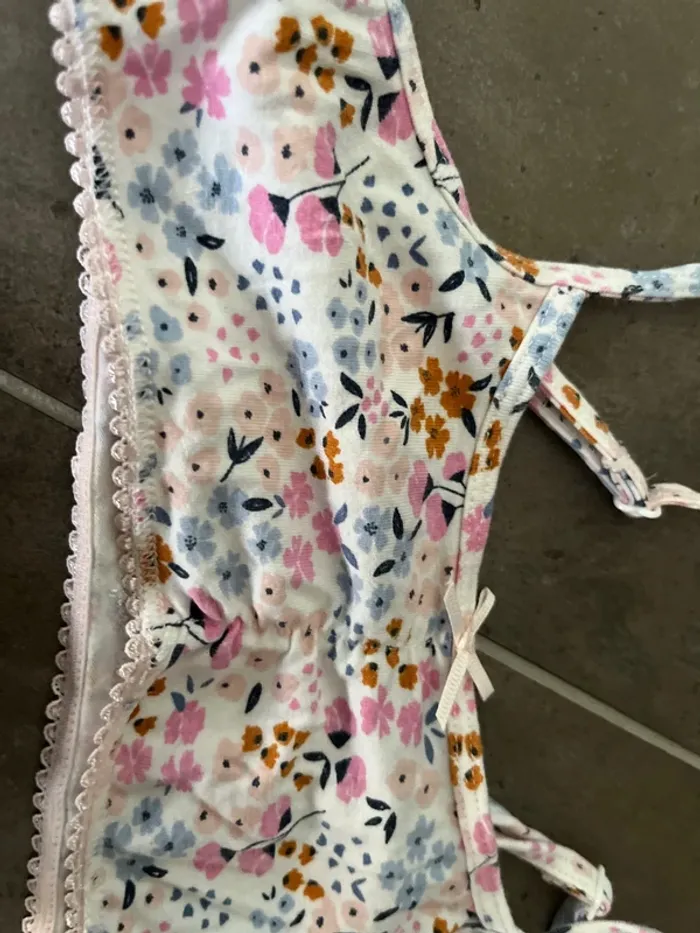 7/8 ans TAO lot 2 brassières + culotte fleurie - photo numéro 3