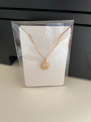 Très joli collier doré pendentif soleil