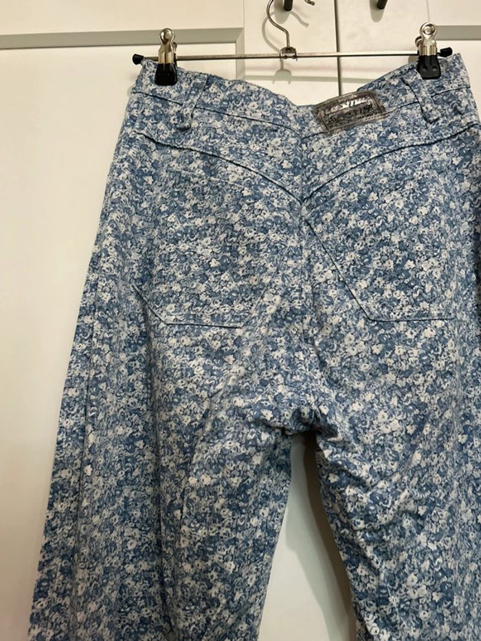 683 – pantalon fleuri blanc et bleu clair ajusté sans marque et taille 34-36 / S - photo numéro 8