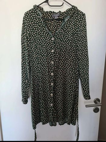 Robe ouverte boutonnée taille 40