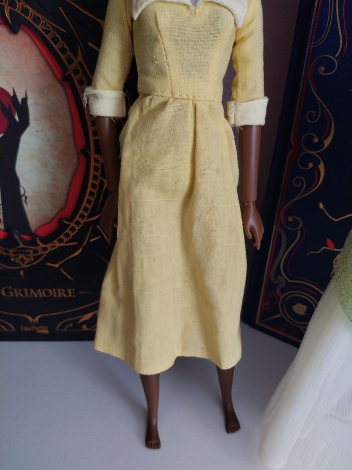 Poupée Tiana en serveuse robe jaune rare + robe verte La Princesse et la Grenouille - photo numéro 3