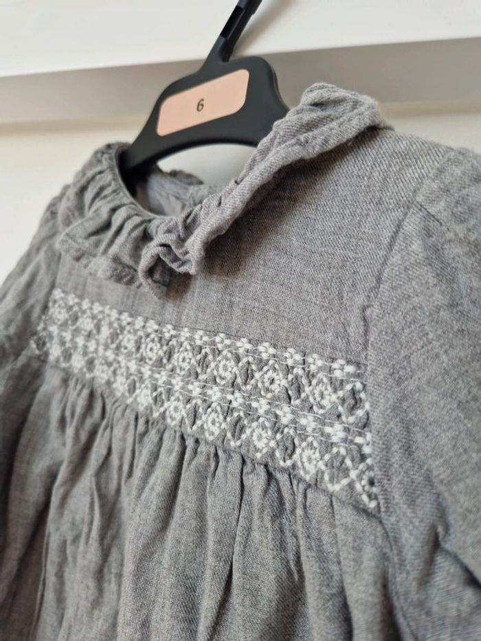 Robe gris détails broderie blanc 9mois très bon état Kiabi - photo numéro 3