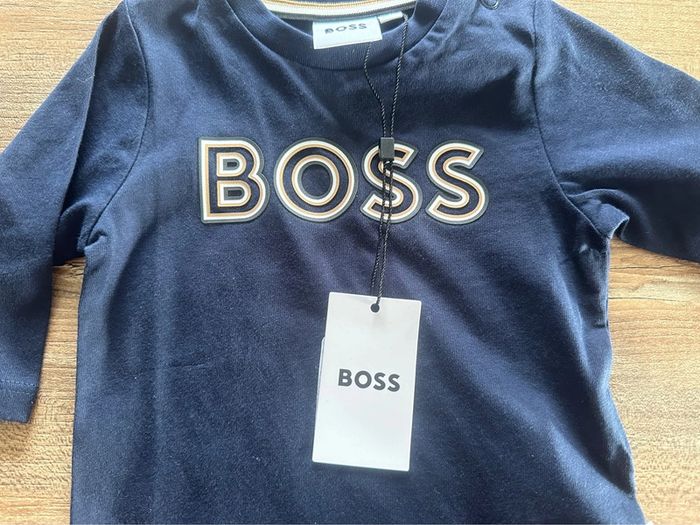 Haut Hugo Boss 3 mois neuf - photo numéro 2