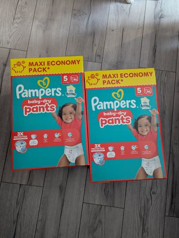 2 cartons de couches Pampers dry pant 