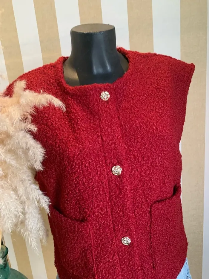 Gilet sans manches matière bouclette bordeaux, détails bouton doré - photo numéro 2