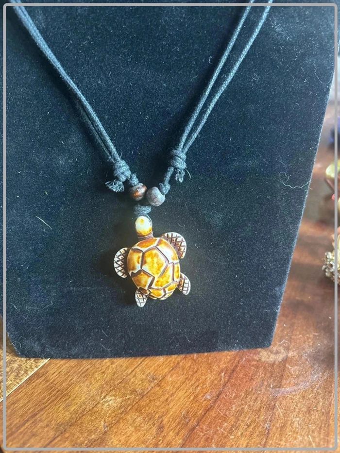 Collier tortue en résine cordon réglable