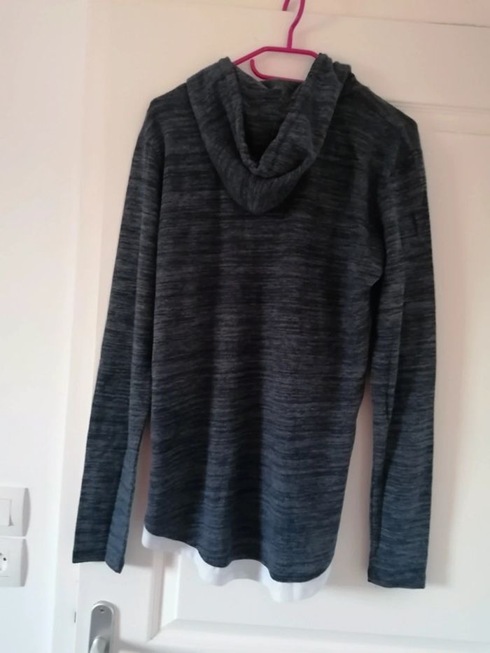 Pull effet tee-shirt dessous neuf avec capuche juste lavé taille L - photo numéro 5