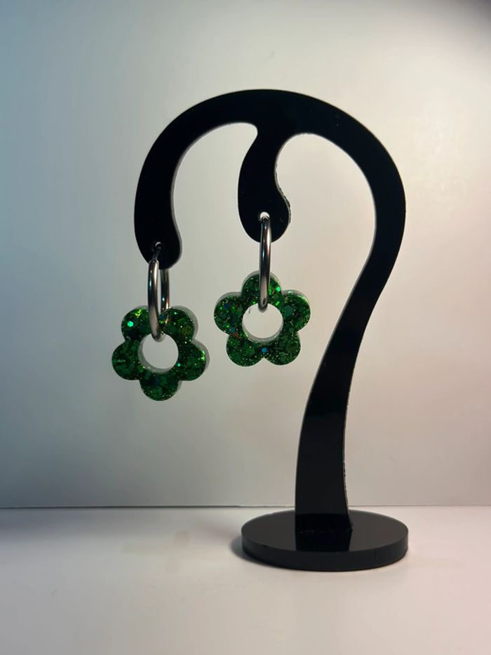 Créoles fleurs résine vertes