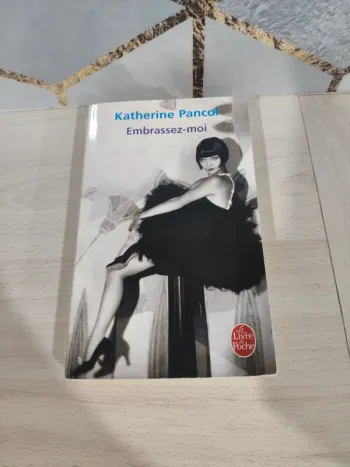 Livre poche Pancol Embrassez moi