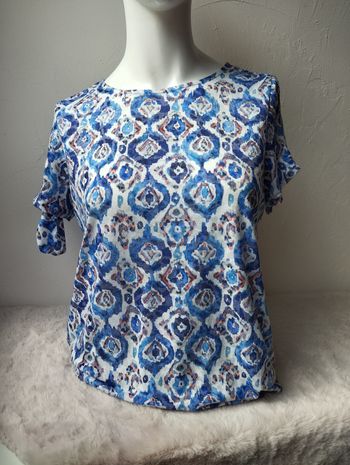 Haut manches courtes blanc motifs bleu et rose