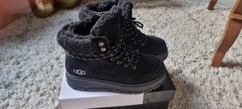 UGG  Fourees  noir  taille 38 Neuves