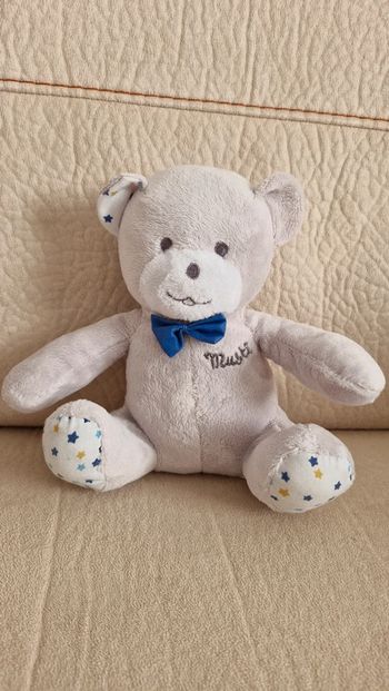 Ourson avec noeud et etoiles bleus musti