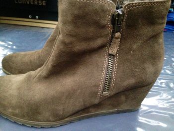 Chaussures en daim marron talons compensés