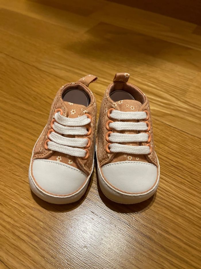 Lot de 2 paires de chaussures neuves taille 0-3 mois - photo numéro 9