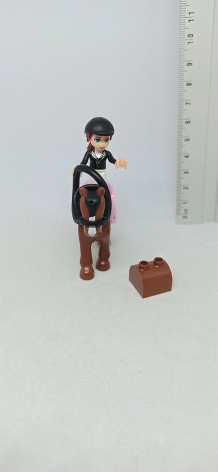 Femme cavalière avec cheval marron foncé et selle rose lego - photo numéro 2