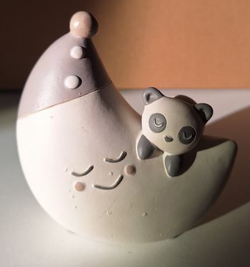 Jolie tirelire : un panda sur la lune