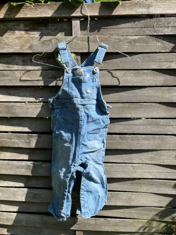 Salopette  en  jean Creeks en taille 24 mois, parfait pour les petits bouts.