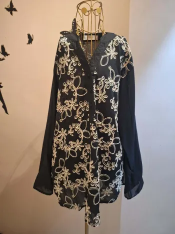 Blouse noire & coton brodé