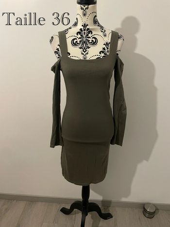 Petite robe moulante dos ouvert, épaules dénudées