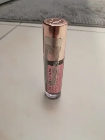 Fond de teint Revolutional make up, conceal&define, neuf avec étiquette