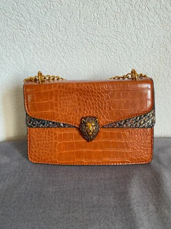 Sac bandoulière marron à motif croco – Style chic vintage