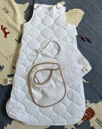 Gigoteuse neuve + 2 bavoirs