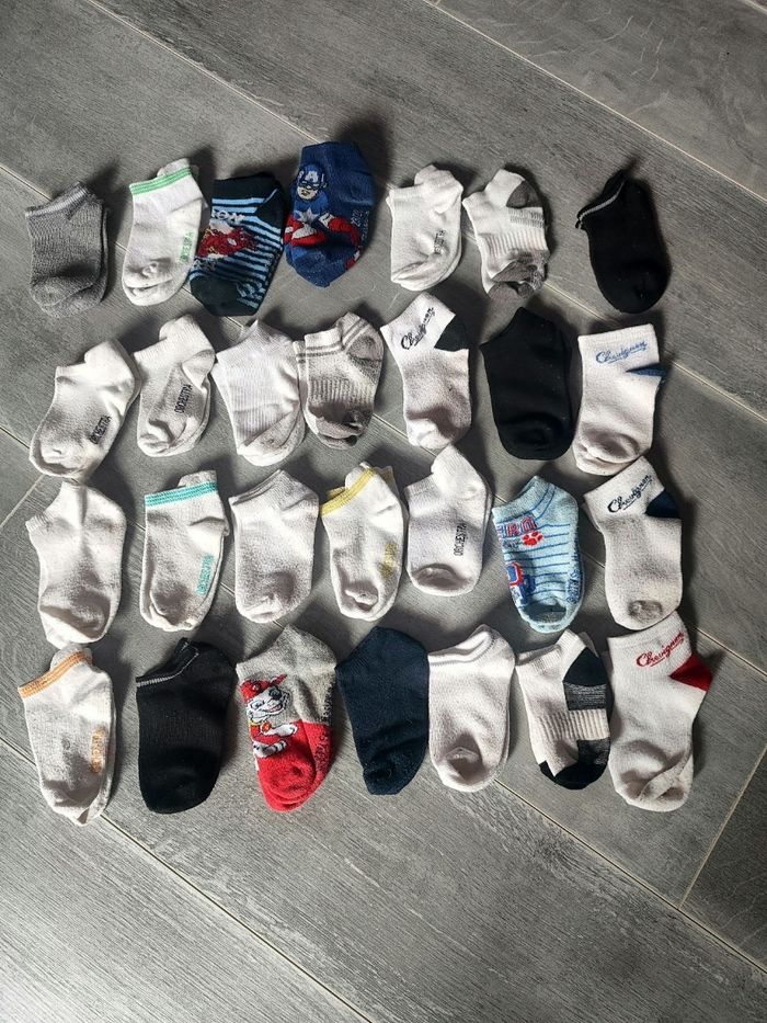 Lot 28 paires de chaussettes 23/26