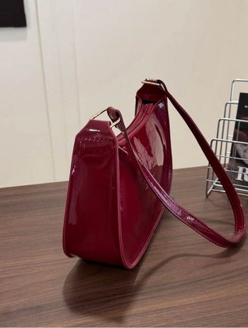Sac à bandoulière minimaliste bordeaux - simple et élégant