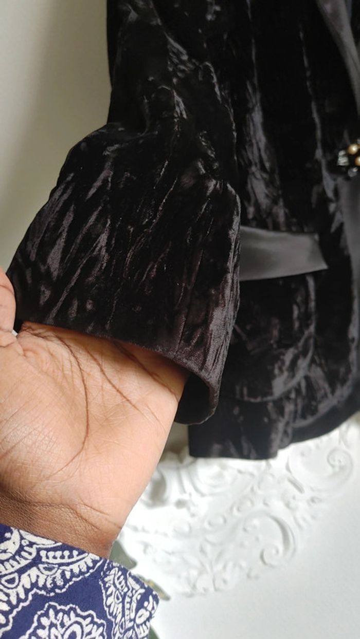 Veste en velours noir broche en perle - photo numéro 5